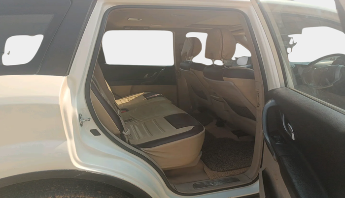 2016 Mahindra XUV500 W8, Diesel, Manual, 1,17,853 km, interior