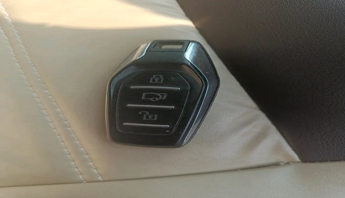 2016 Mahindra XUV500 W8, Diesel, Manual, 1,17,853 km, interior