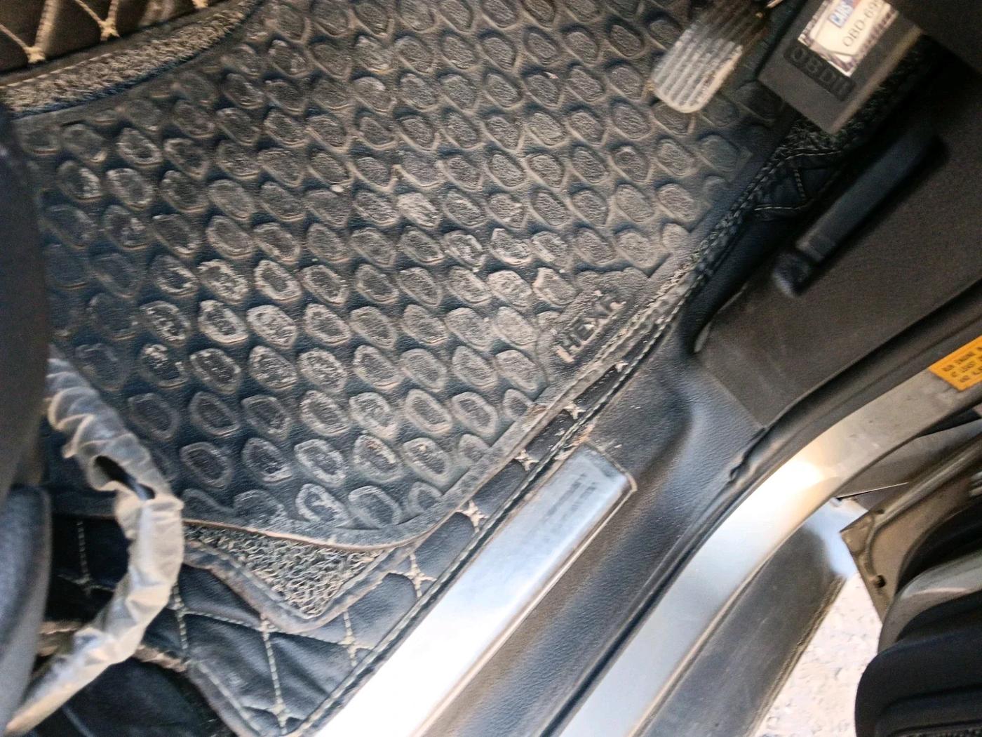 2018 Tata Hexa XTA 4X2 7 STR, Diesel, Automatic, 1,05,660 km, interior
