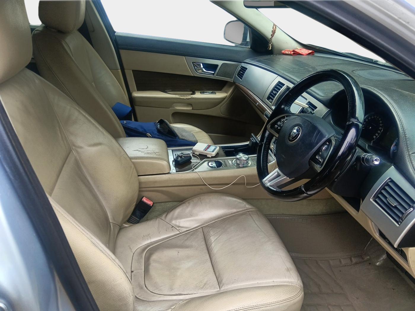 2013 Jaguar XF 2.2 DIESEL LUXURY, Diesel, Automatic, 1,15,000 km, interior