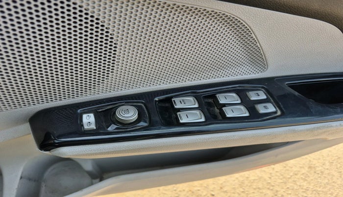 2020 Mahindra XUV300 W8 1.5 DIESEL, Diesel, Manual, 1,13,580 km, interior