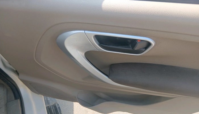 2016 Mahindra TUV300 T8, Diesel, Manual, 1,43,635 km, interior