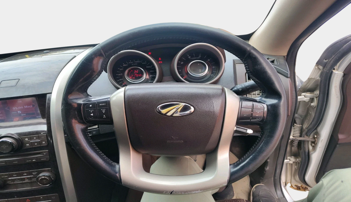 2015 Mahindra XUV500 W8, Diesel, Manual, 2,17,942 km, interior
