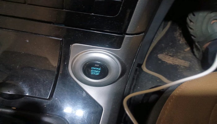 2018 Mahindra XUV500 W7, Diesel, Manual, 1,43,768 km, interior