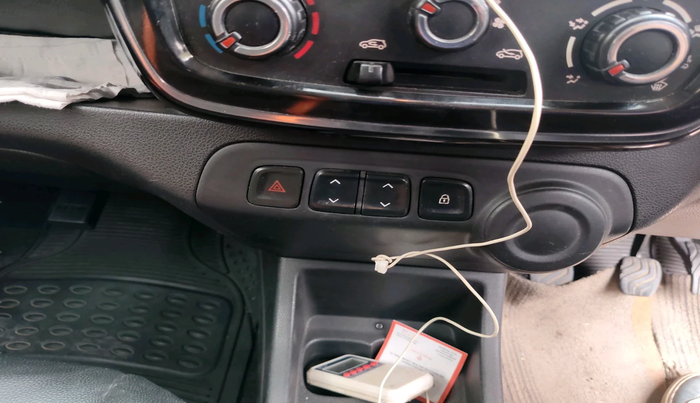 2017 Renault Kwid RXT 1.0 (O), Petrol, Manual, 75,304 km, interior