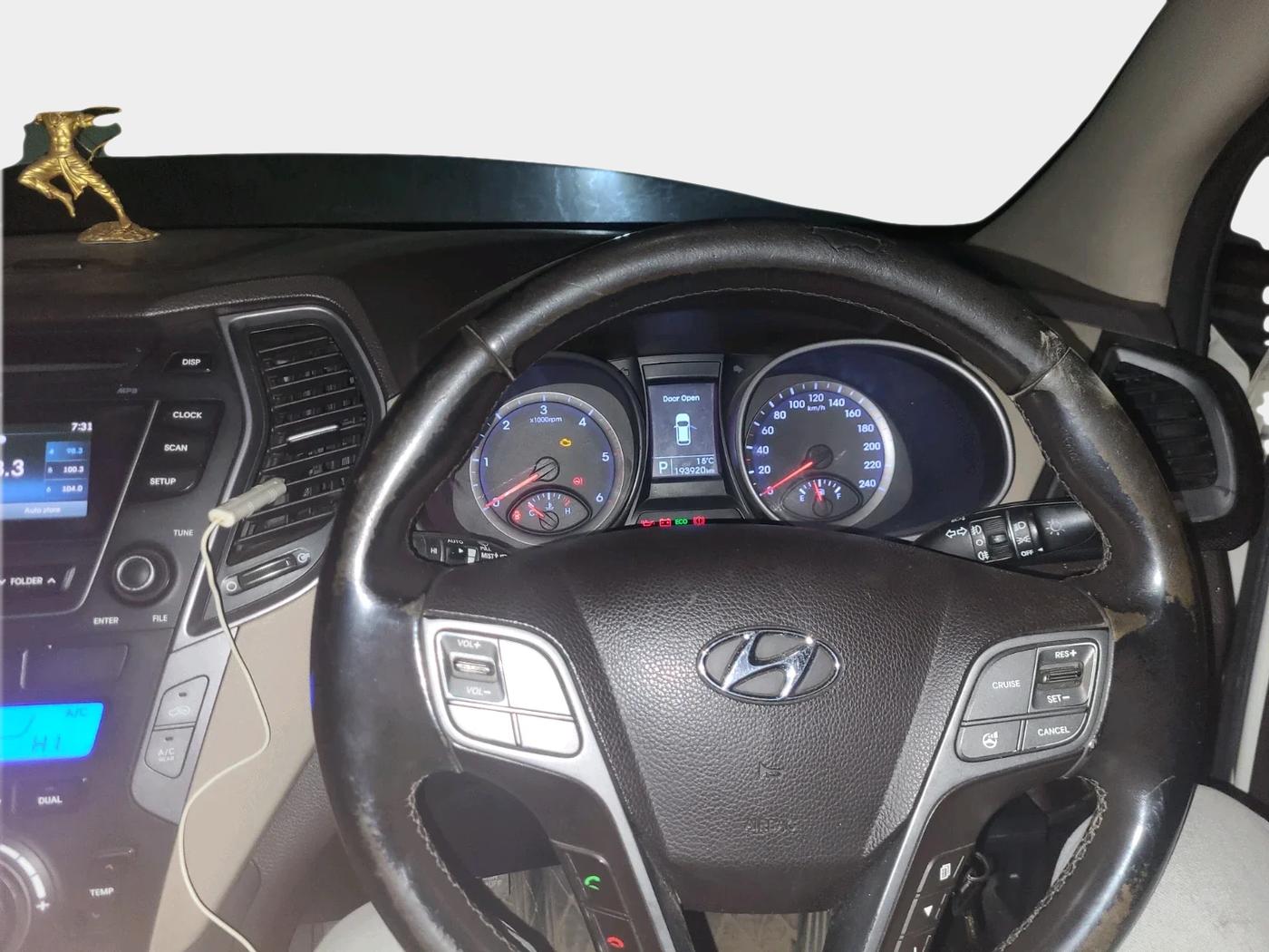 2014 Hyundai Santa Fe 2 WD AT, Diesel, Automatic, 1,93,920 km, interior