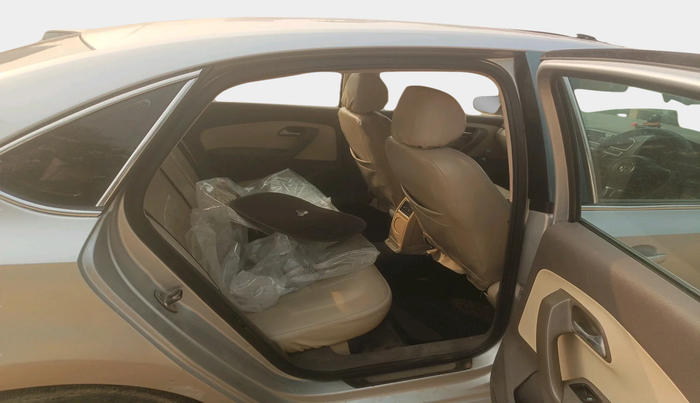 2011 Volkswagen Vento HIGHLINE 1.6 MPI, Petrol, Manual, 74,165 km, interior