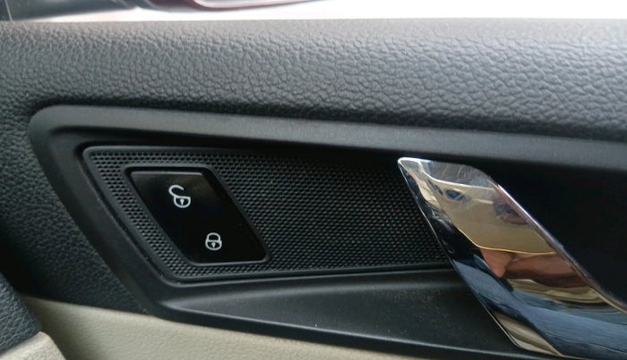 2014 Skoda Superb ELEGANCE 2.0 TDI CR AT, Diesel, Automatic, 1,35,322 km, interior