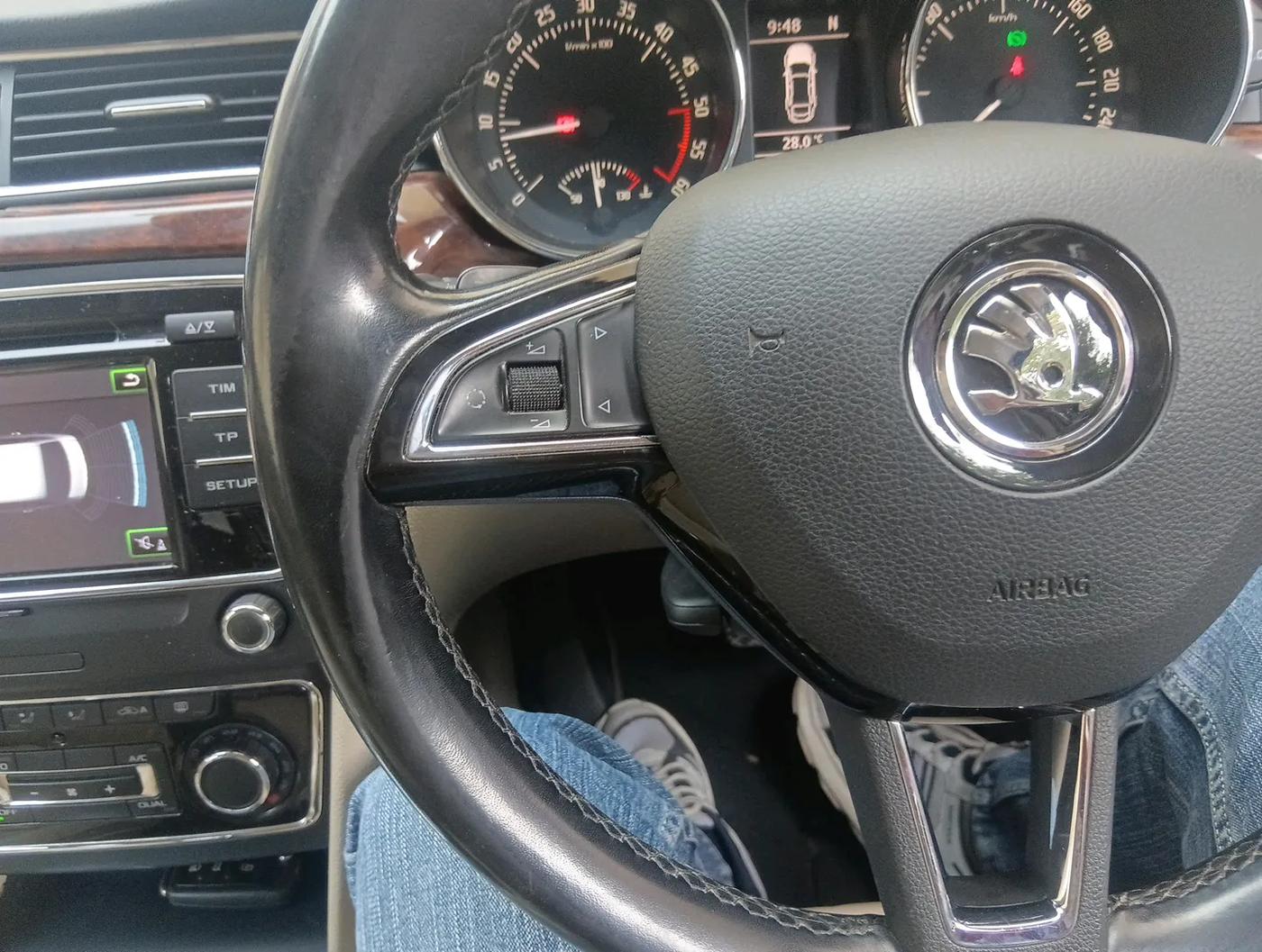 2014 Skoda Superb ELEGANCE 2.0 TDI CR AT, Diesel, Automatic, 1,35,322 km, interior