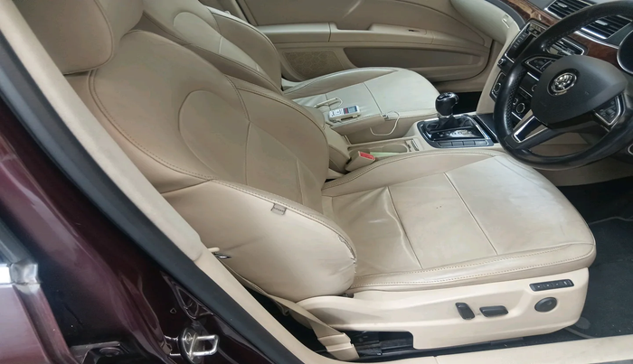 2014 Skoda Superb ELEGANCE 2.0 TDI CR AT, Diesel, Automatic, 1,35,322 km, interior