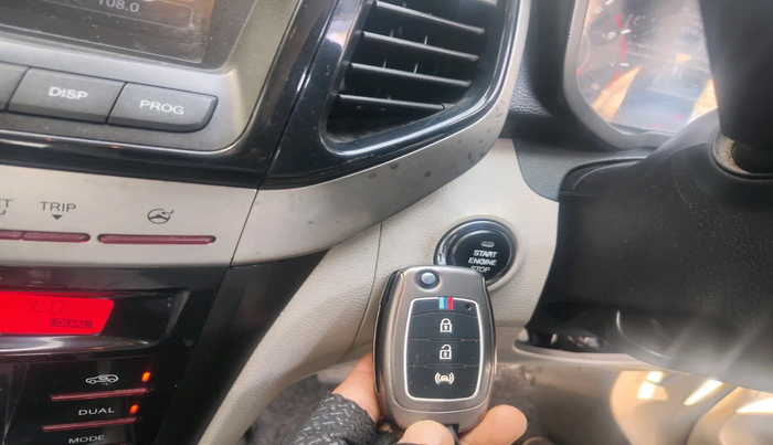 2019 Mahindra XUV300 W8 (O) 1.2 PETROL, Petrol, Manual, 69,180 km, interior