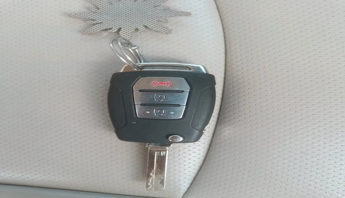 2019 Mahindra XUV300 W8 (O) 1.2 PETROL, Petrol, Manual, 1,29,065 km, interior