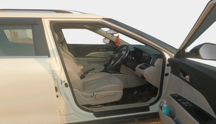 2019 Mahindra XUV300 W8 (O) 1.2 PETROL, Petrol, Manual, 1,29,065 km, interior