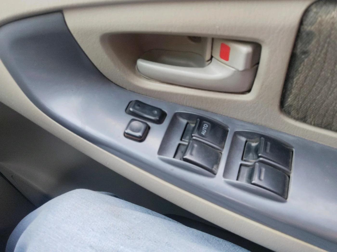 2014 Toyota Innova 2.5 GX 8 STR, Diesel, Manual, 1,59,457 km, interior