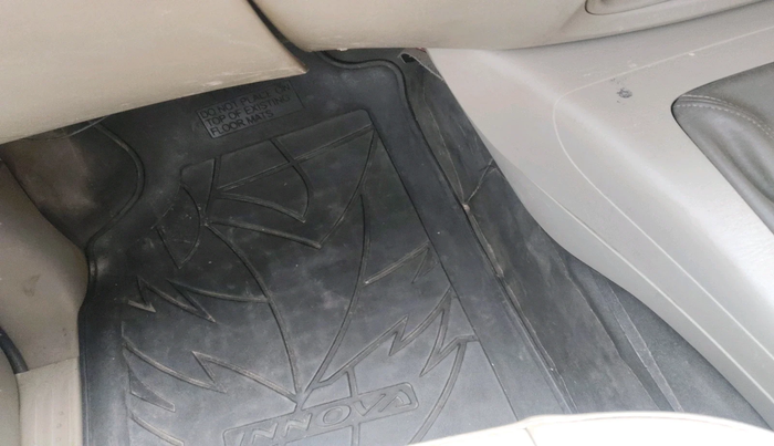 2014 Toyota Innova 2.5 GX 8 STR, Diesel, Manual, 1,59,457 km, interior