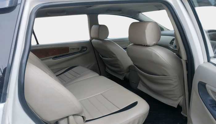 2014 Toyota Innova 2.5 GX 8 STR, Diesel, Manual, 1,59,457 km, interior