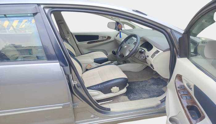 2013 Toyota Innova 2.5 VX 8 STR, Diesel, Manual, 1,22,747 km, interior