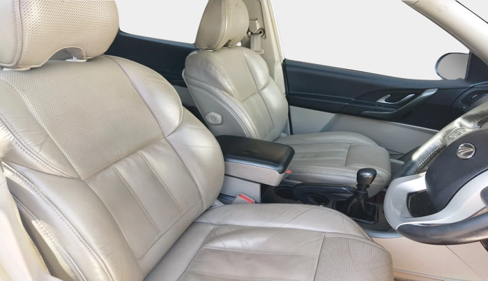 2015 Mahindra XUV500 W10, Diesel, Manual, 1,63,339 km, interior