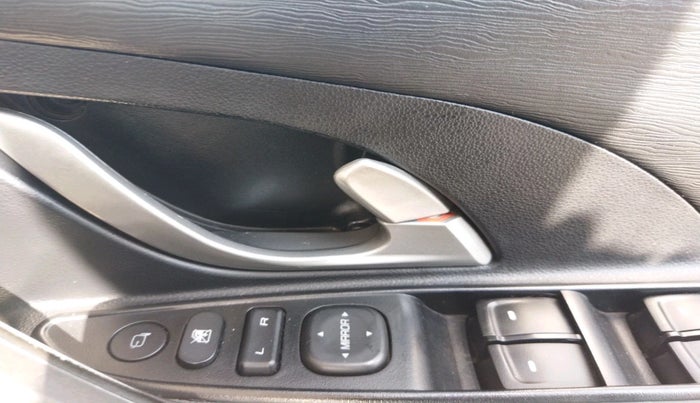 2015 Mahindra XUV500 W10, Diesel, Manual, 1,63,339 km, interior