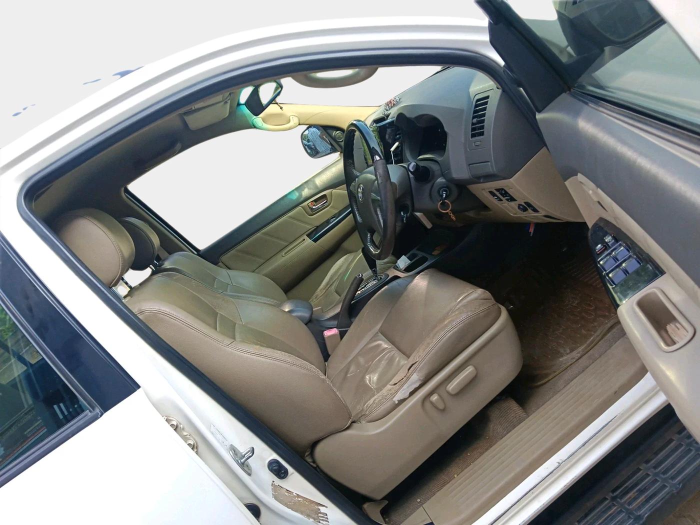 2012 Toyota Fortuner 3.0 4X2 AT, Diesel, Automatic, 2,47,799 km, interior