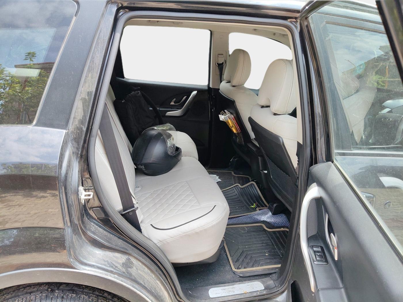 2018 Mahindra XUV500 W9, Diesel, Manual, 1,03,977 km, interior