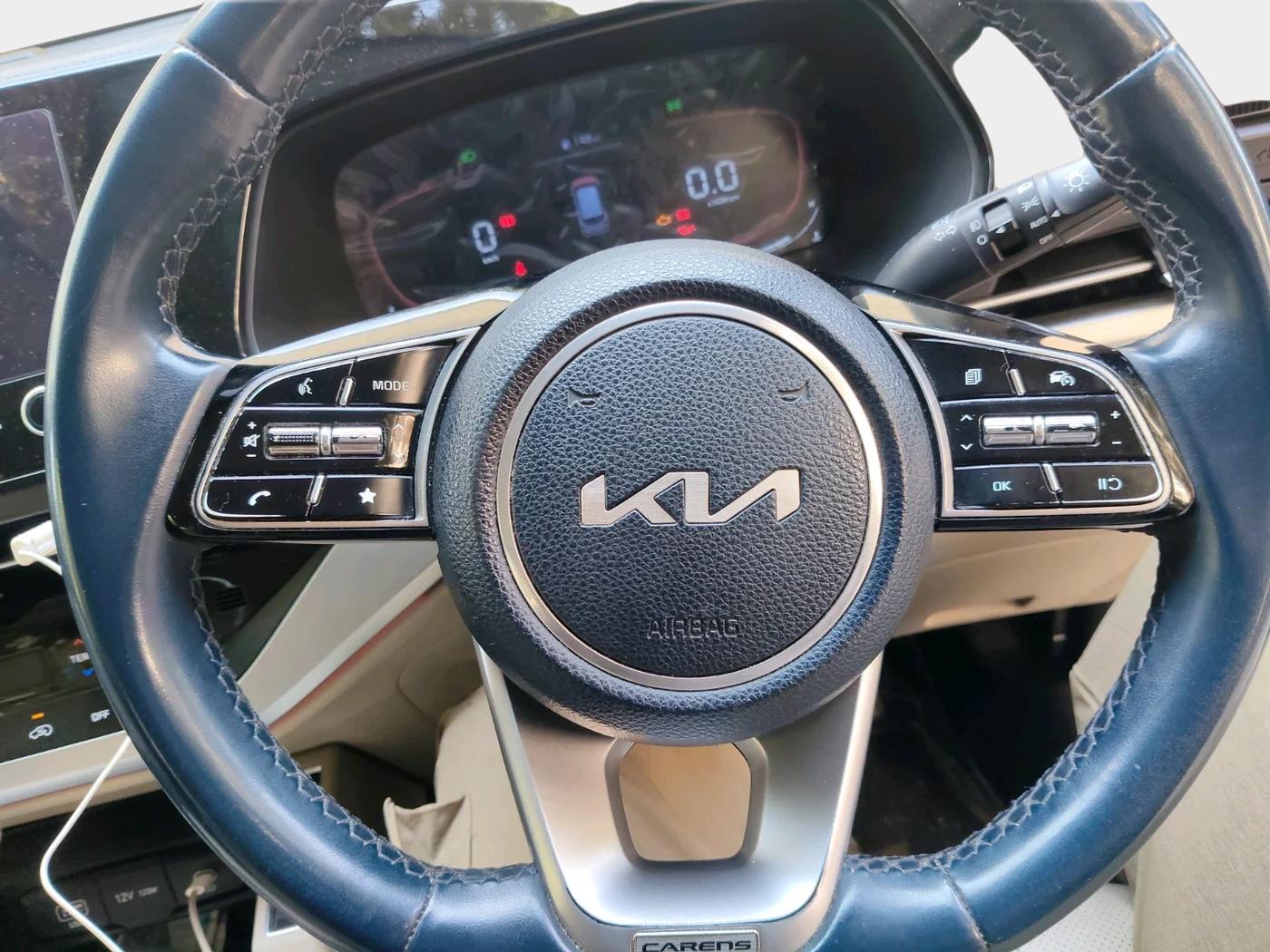 2022 KIA CARENS LUXURY PLUS 1.4 PETROL 6 STR, Petrol, Manual, 73,075 km, interior