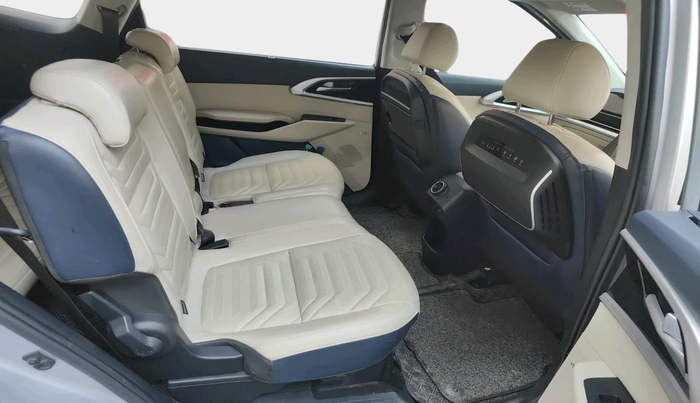 2022 KIA CARENS LUXURY PLUS 1.4 PETROL 7 STR, Petrol, Manual, 20,465 km, interior