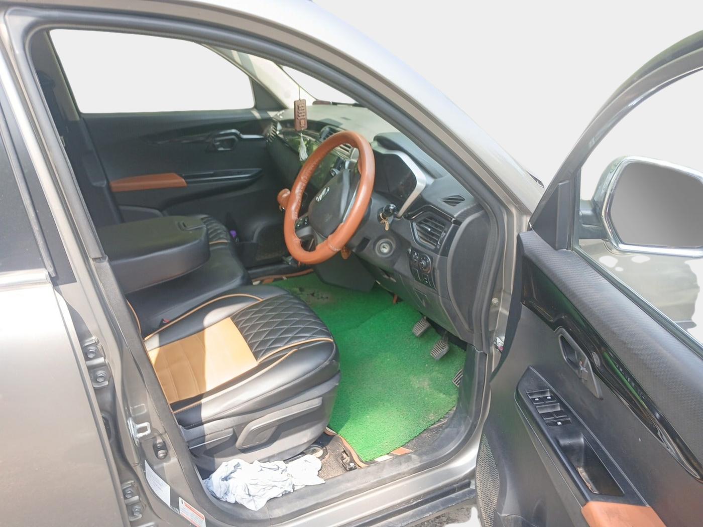 2017 Mahindra KUV 100 NXT K8 P 6 STR, Petrol, Manual, 2,17,279 km, interior