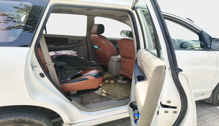 2013 Toyota Innova 2.5 GX 8 STR, Diesel, Manual, 3,98,362 km, interior