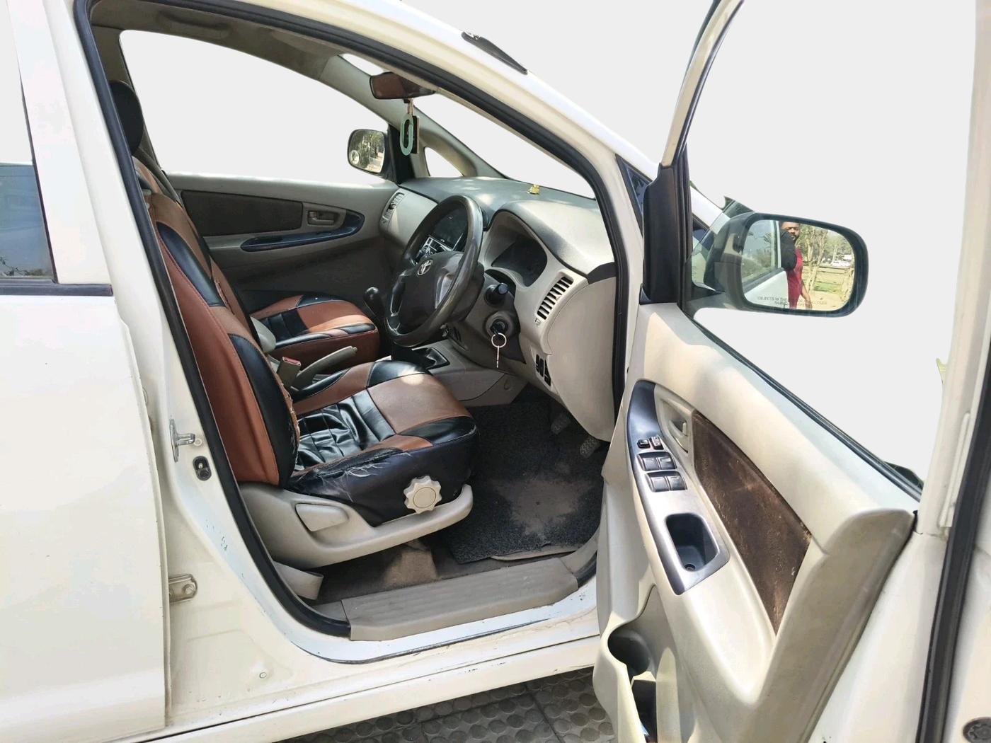 2013 Toyota Innova 2.5 GX 8 STR, Diesel, Manual, 4,00,351 km, interior