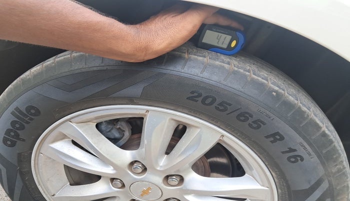 2014 Chevrolet Cruze LTZ, Diesel, Manual, 1,57,662 km, tyre