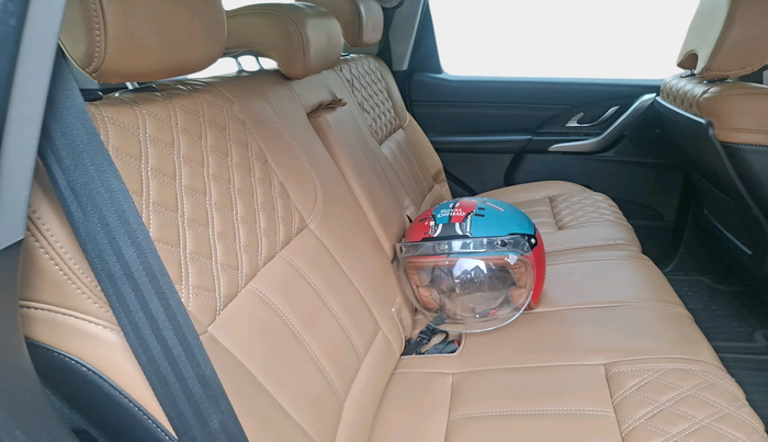 2019 Mahindra XUV500 W11, Diesel, Manual, 1,00,244 km, interior