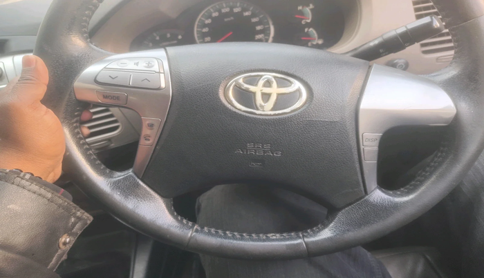 2015 Toyota Innova 2.5 VX 8 STR, Diesel, Manual, 1,27,191 km, interior