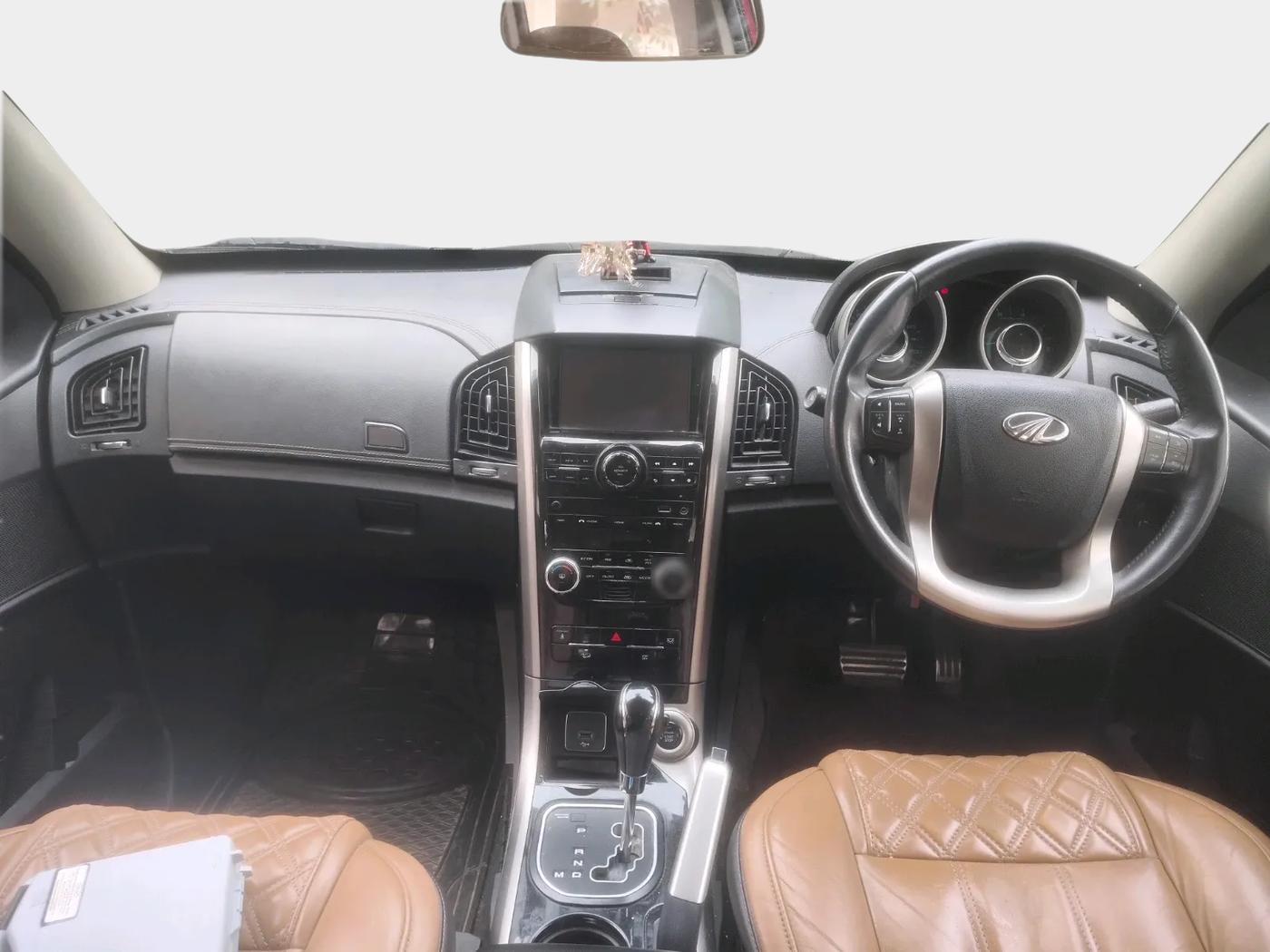 2018 Mahindra XUV500 W11 AT, Diesel, Automatic, 1,28,995 km, interior