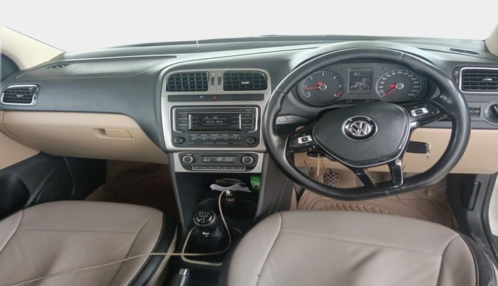 2015 Volkswagen Polo HIGHLINE1.5L, Diesel, Manual, 1,02,304 km, interior
