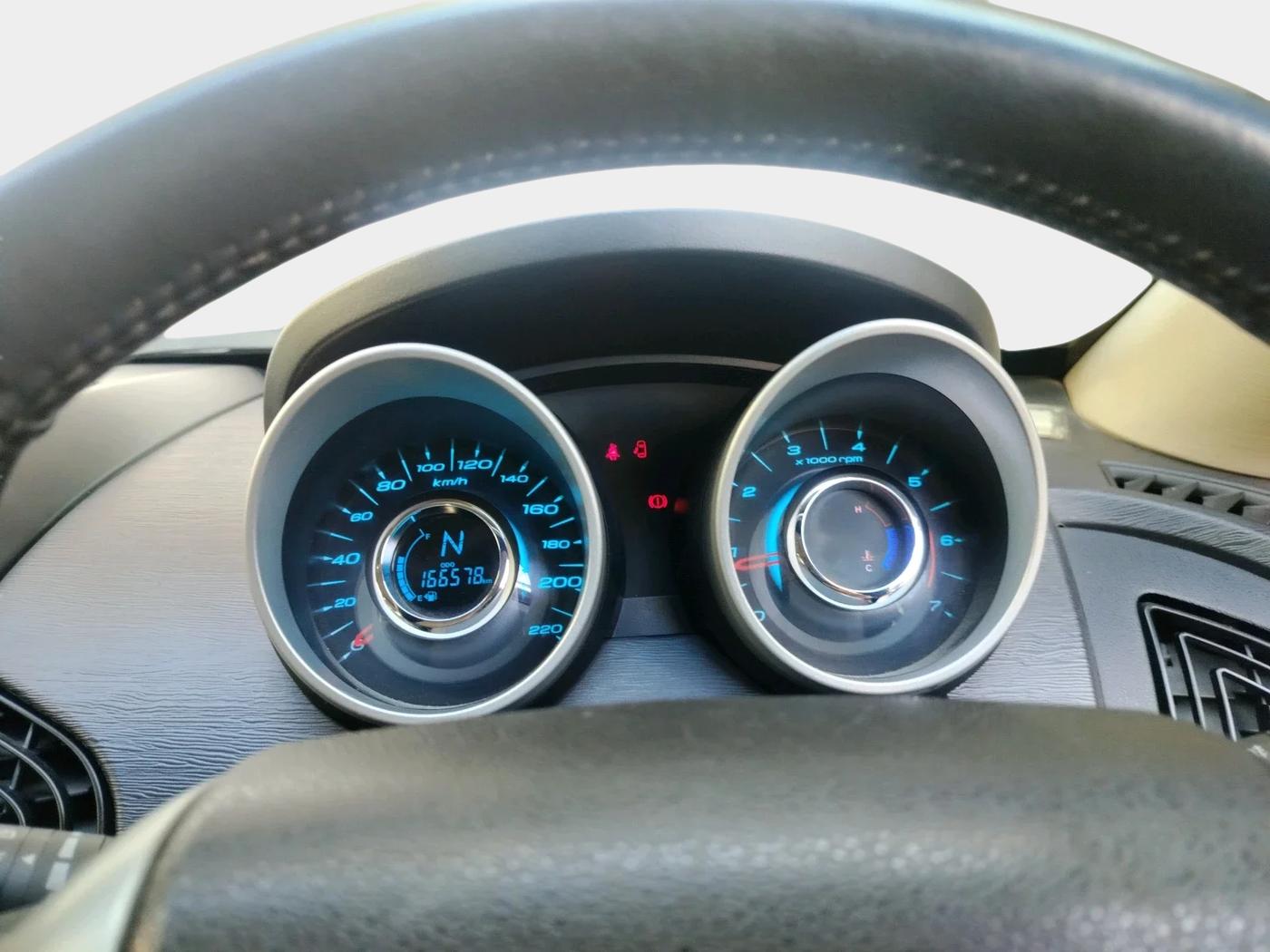 2017 Mahindra XUV500 W10, Diesel, Manual, 1,66,578 km, interior