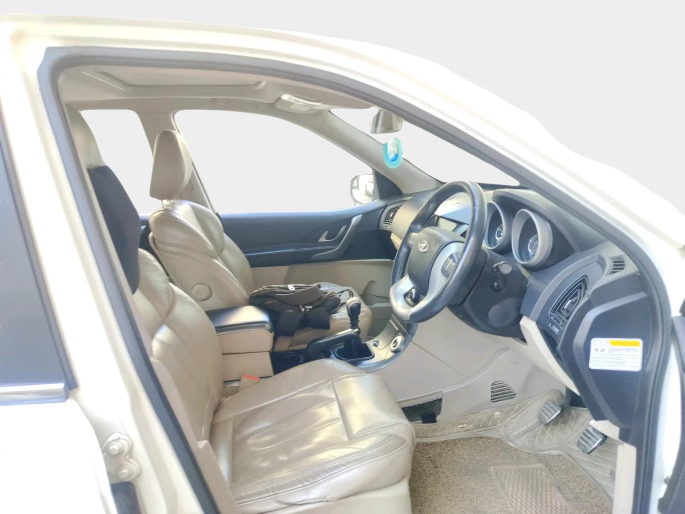 2017 Mahindra XUV500 W10, Diesel, Manual, 1,66,578 km, interior