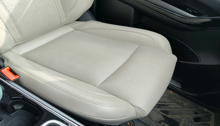 2022 Mahindra XUV700 AX 7 LUXURY D AT 7 STR, Diesel, Automatic, 45,569 km, interior