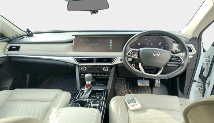 2022 Mahindra XUV700 AX 7 LUXURY D AT 7 STR, Diesel, Automatic, 45,569 km, interior