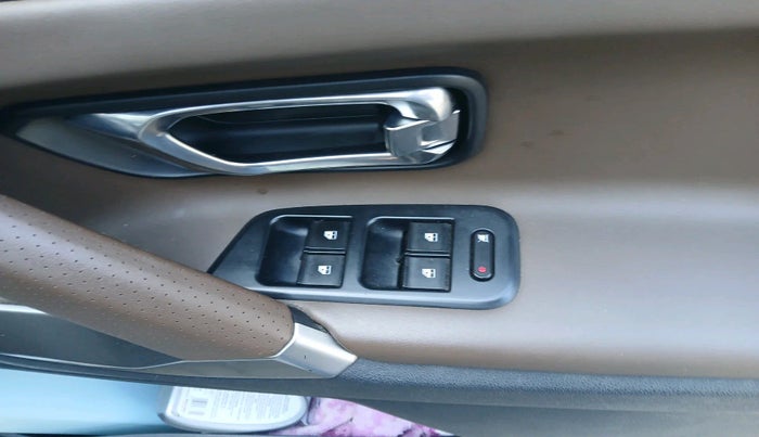 2019 Tata Harrier XZ 2.0L, Diesel, Manual, 1,03,036 km, interior