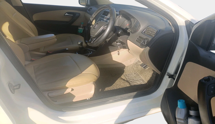 2017 Volkswagen Ameo HIGHLINE1.2L PLUS 16 ALLOY, Petrol, Manual, 70,985 km, interior