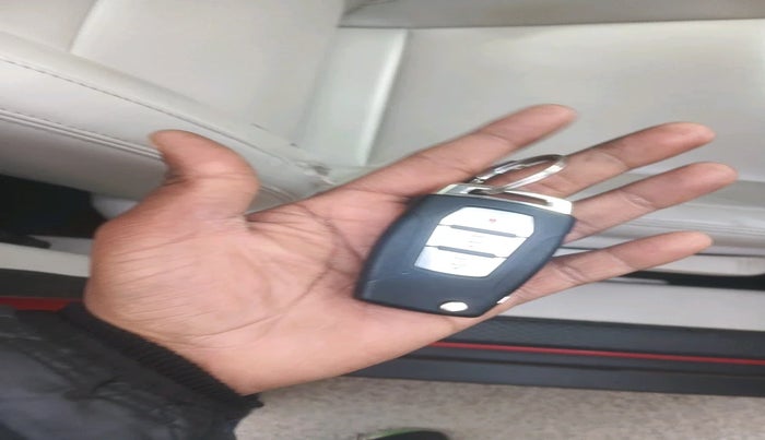 2019 Mahindra XUV300 W8 (O) 1.5 DIESEL, Diesel, Manual, 1,64,932 km, interior