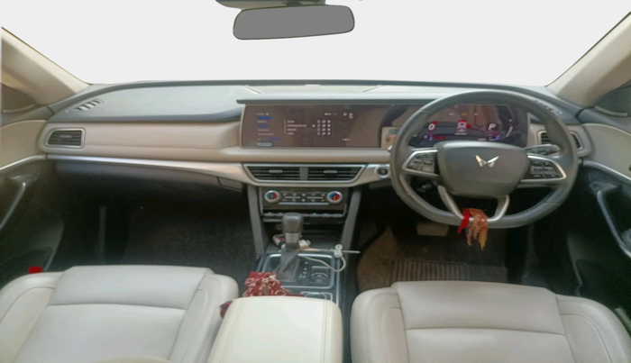 2022 Mahindra XUV700 AX 7 LUXURY P AT 7 STR, Petrol, Automatic, 33,641 km, interior