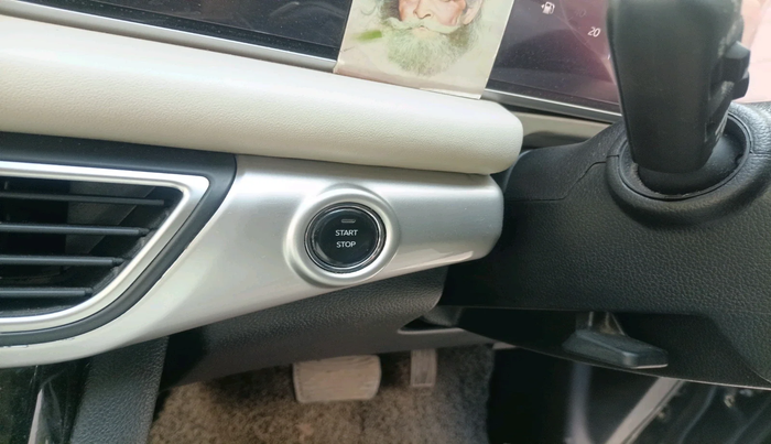 2022 Mahindra XUV700 AX 7 LUXURY P AT 7 STR, Petrol, Automatic, 33,641 km, interior