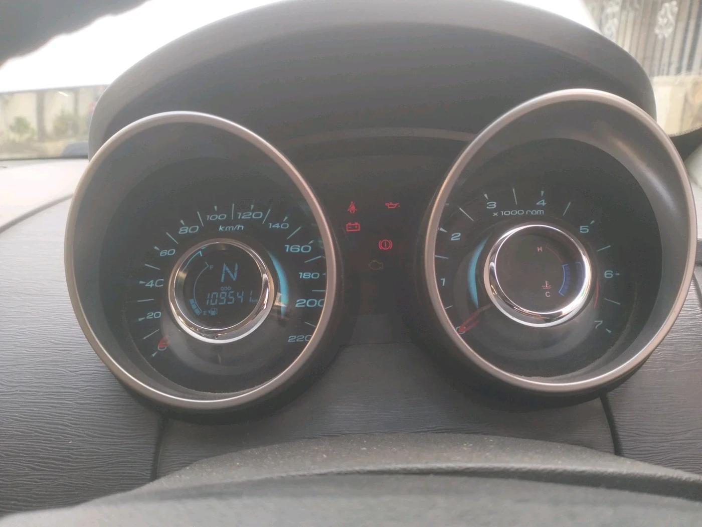 2018 Mahindra XUV500 W7, Diesel, Manual, 1,09,541 km, interior
