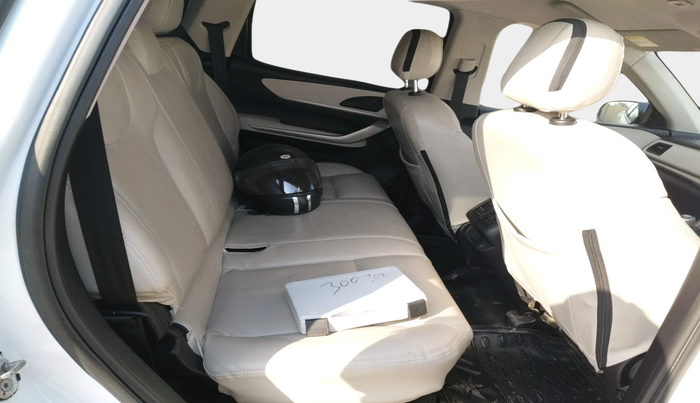 2022 Mahindra XUV700 MX P MT 5 STR, Petrol, Manual, 31,123 km, interior