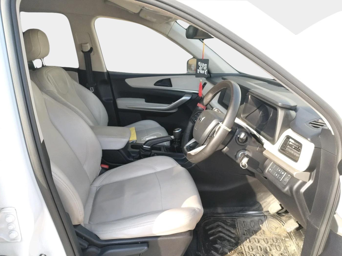 2022 Mahindra XUV700 MX P MT 5 STR, Petrol, Manual, 31,123 km, interior