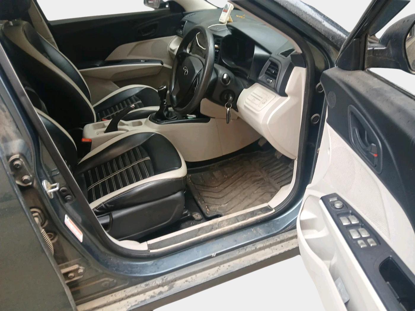 2022 Mahindra XUV300 W4 1.5 DIESEL, Diesel, Manual, 36,456 km, interior