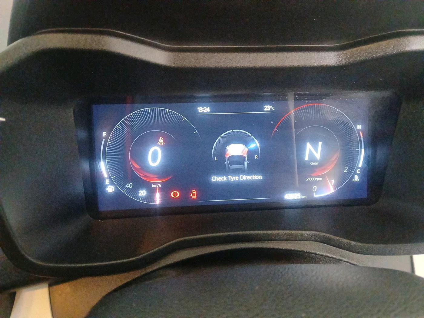 2024 Mahindra XUV 3XO AX5 1.2 L TCMPFi, Petrol, Manual, 43,925 km, interior