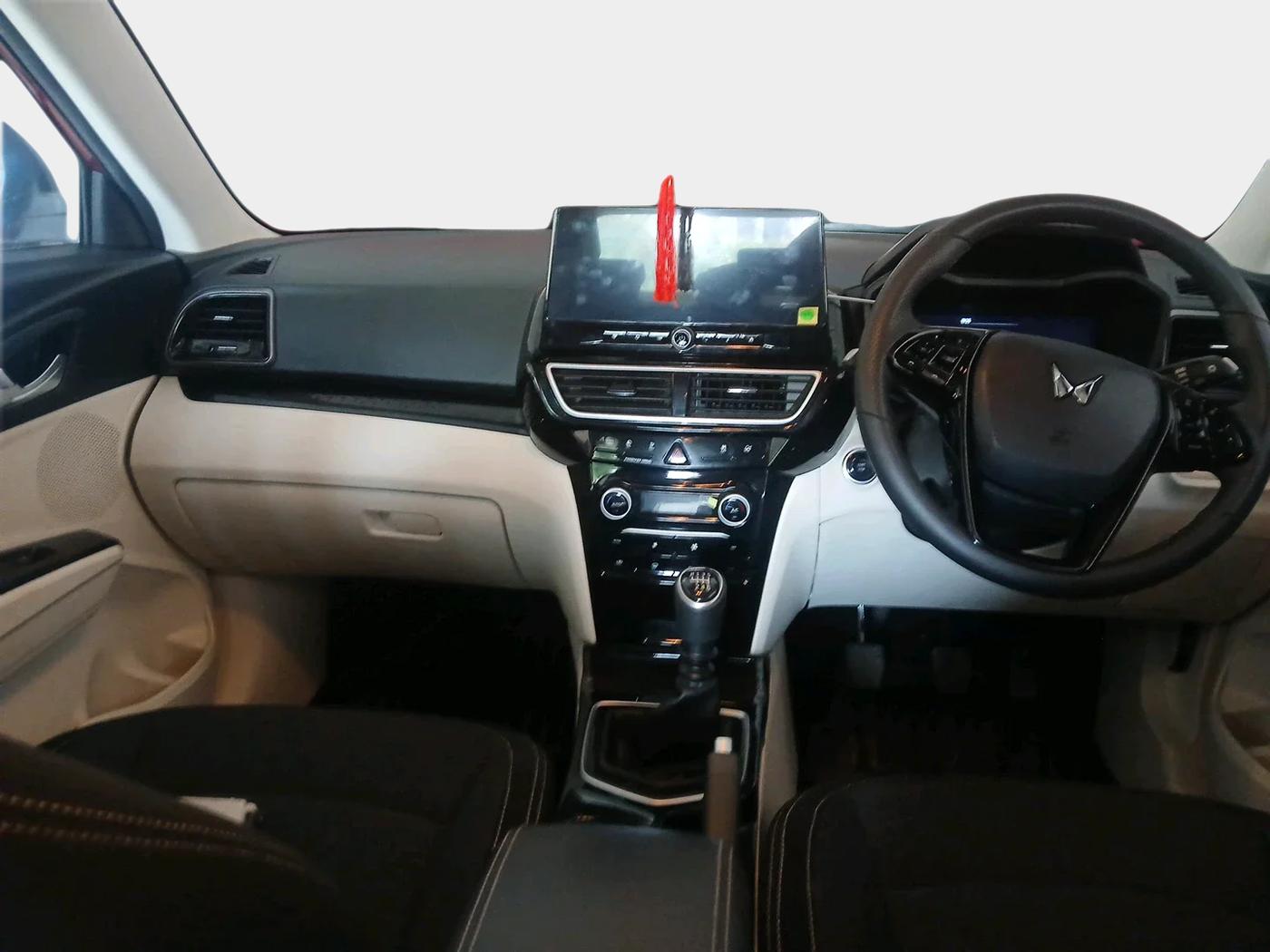 2024 Mahindra XUV 3XO AX5 1.2 L TCMPFi, Petrol, Manual, 43,925 km, interior